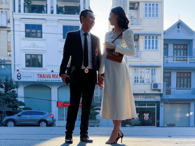 Tình tin đồn kém 27 tuổi của chồng cũ Lệ Quyên là tín đồ hàng hiệu 