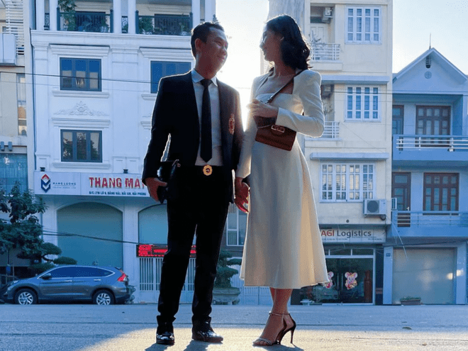 Cẩm Đan và Đức Huy sánh bước bên nhau đến dự đám cưới của một người bạn. Chỉ diện chiếc váy trắng đơn giản nhưng tổng thể trang phục của cô vẫn cực kỳ nổi bật nhờ chiếc túi LV đắt đỏ