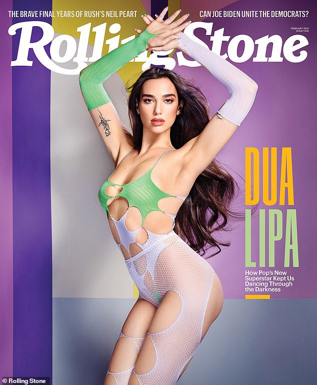 Dua Lipa mặc những trang phục bằng lưới, cắt xẻ táo bạo thoải mái thả dáng trên bìa tạp chí Rolling Stone số tháng 1. Bộ đồ lưới đến từ thương hiệu Rui Zhou