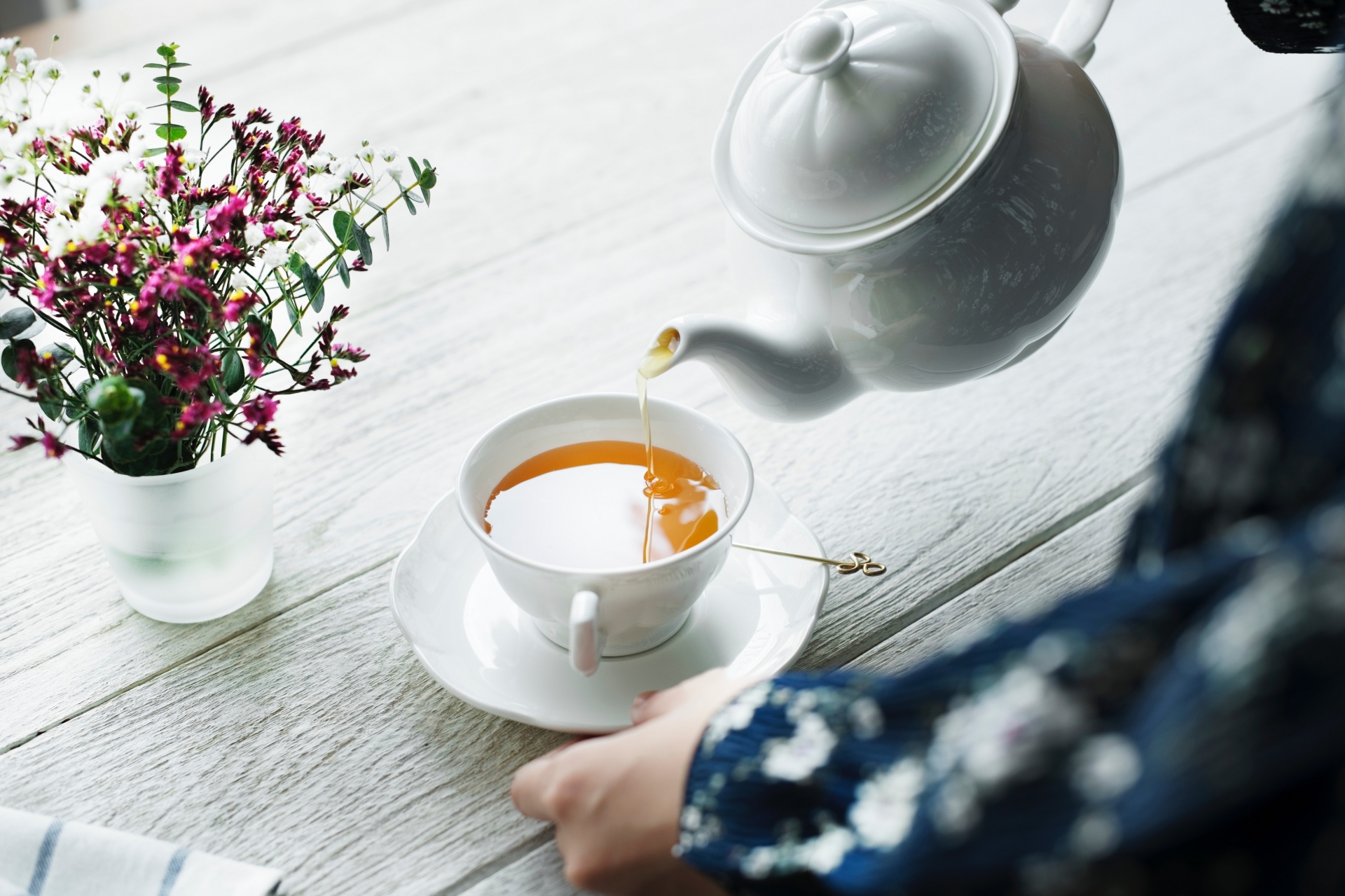 Tiêu thụ trà trắng mỗi ngày giúp đẩy quá trình đốt mỡ 4-5%