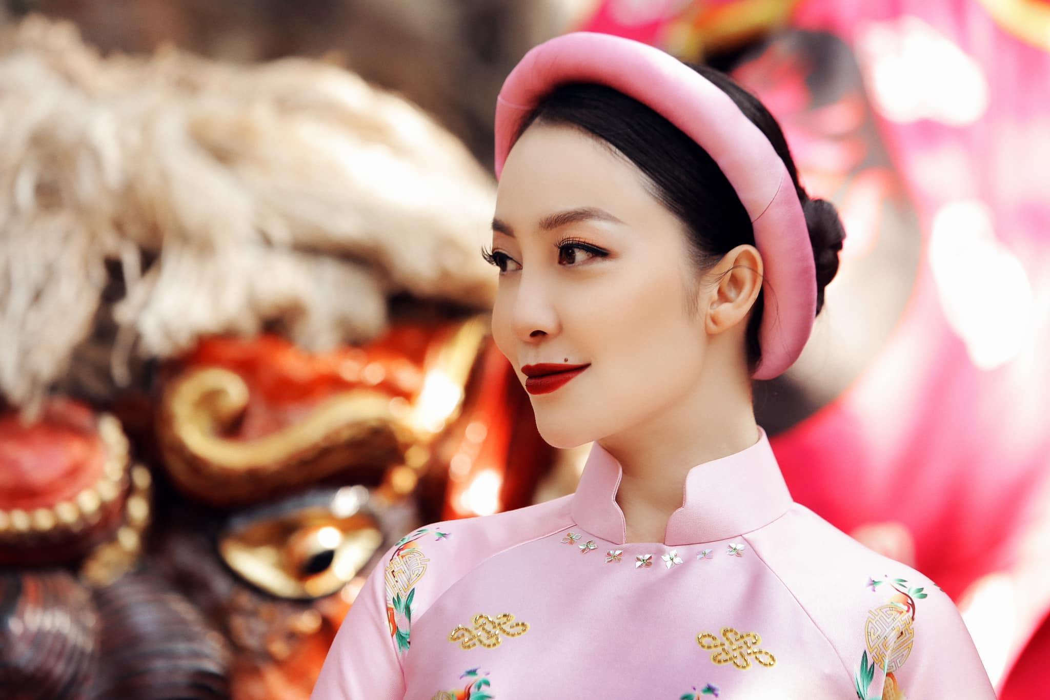 "Chim công làng múa"  Linh Nga nhảy múa trong tà áo dài 