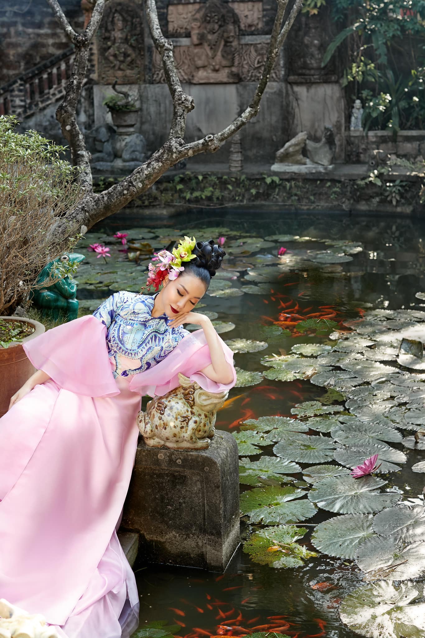 Bộ áo dài hồng phối họa tiết xanh này được chính Linh Nga lựa chọn vì nó có sự tương đồng nhất định với phong cách thời trang nữ tính của cô