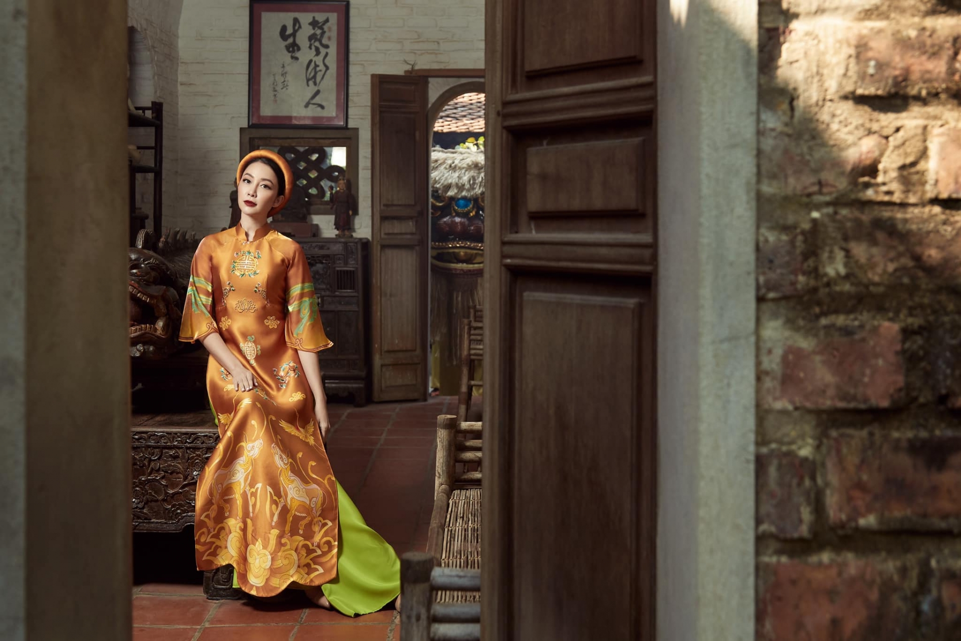 Bên cạnh màu hồng, Linh Nga cũng diện những thiết kế áo dài vàng và nâu