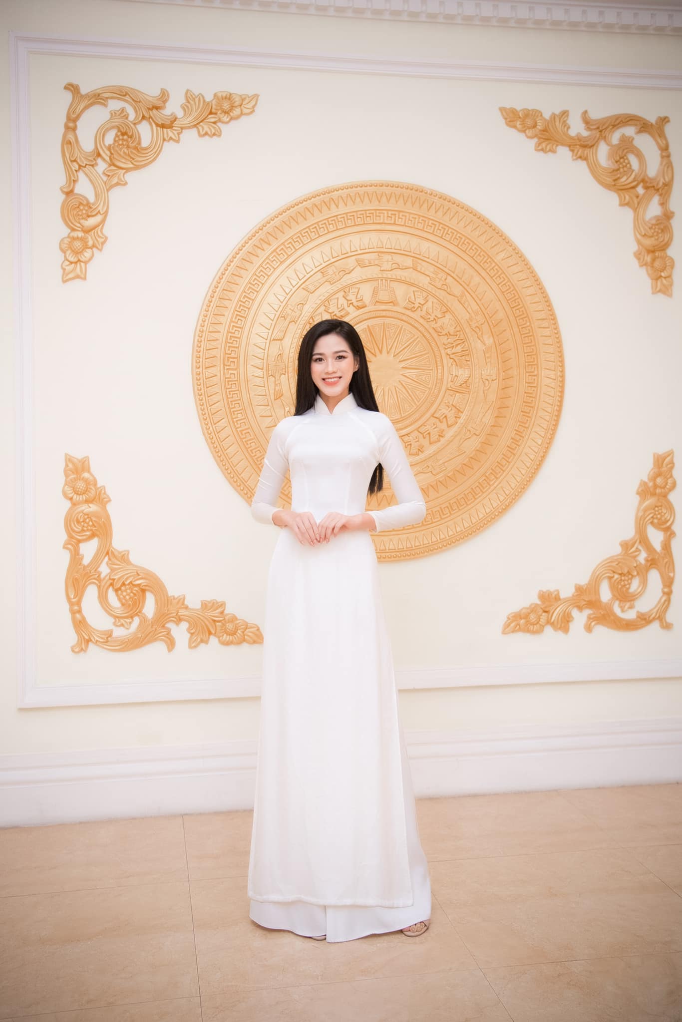 Tối ngày 16/1, Hoa hậu Đỗ Thị Hà chính thức nhận nhiệm vụ mới: Đại sứ hình ảnh của Hội Chữ thập đỏ Việt Nam. Cô mặc áo dài trắng tinh khôi, để tóc xõa đơn giản, tạo được thiện cảm đặc biệt với công chúng.