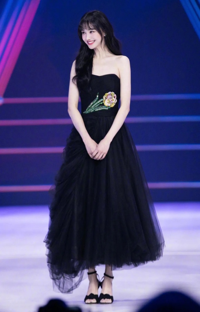 Chiếc váy bồng bềnh công chúa đi cùng layout make up đơn giản khiến ngoại hình của Trịnh Sảng làm antifan cũng không 'ném đá nên lời'