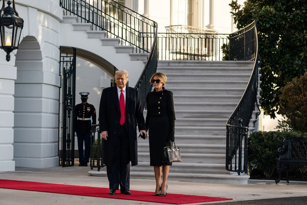 Ngày cuối cùng tại Nhà Trắng, bà Trump xuất hiện trước truyền thông với một bộ cánh 100% đến từ nước Pháp. Váy của Chanel, túi Birkin đắt đỏ của Hermès, giày của Christian Louboutin. Bà chọn cách makeup màu nude tự nhiên