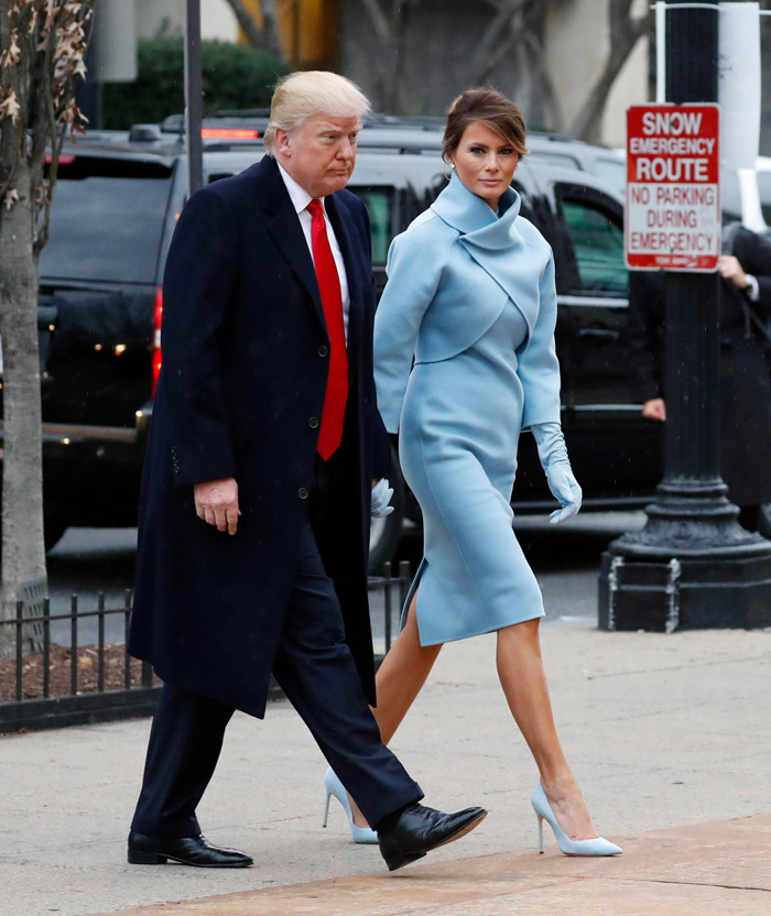 Trong suốt 4 năm qua, chưa bao giờ bà Melania Trump diện đồ của các thương hiệu đến từ Mỹ. Lễ nhận chức của ông Trump là lần duy nhất bà mặc đồ của NTK Mỹ. Bộ váy suit màu xanh này đến từ thương hiệu Ralph Laurent
