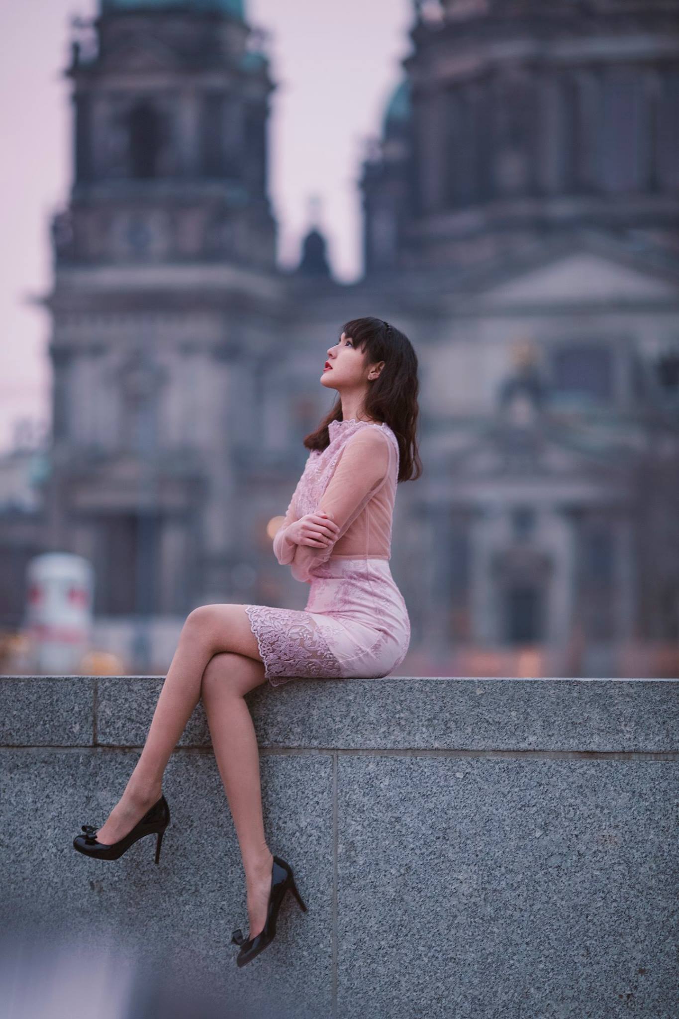 Hải Tú hóa nàng thơ váy ren hồng, mơ màng giữa phố thị Paris