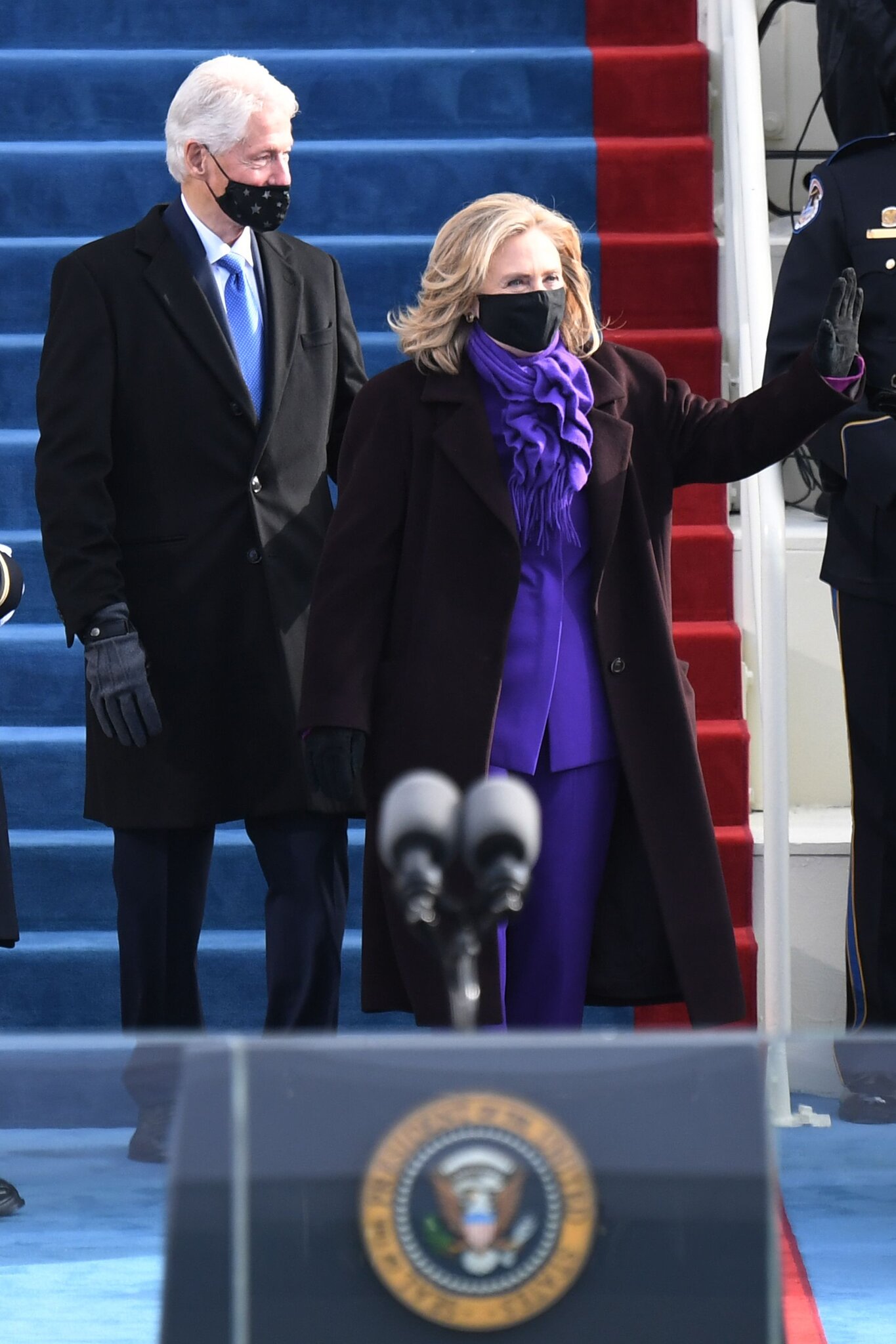 Cựu ngoại trưởng Mỹ Hillary Clinton chọn một bộ suit màu tím hoa cà