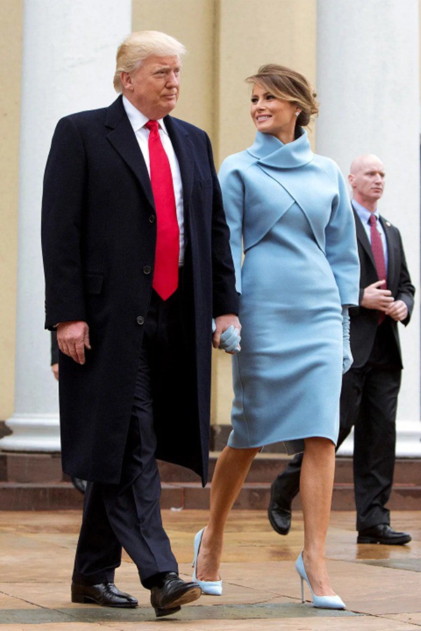Trang phục của vợ chồng Tổng thống Trump trong Lễ nhậm chức năm 2017. Ông Trump diện một bộ suit đen, đeo cà vạt đỏ. Bà Melania thì diện một bộ váy từ thương hiệu Ralp Lauren. Màu xanh thể hiện sự mềm mỏng và tạo niềm tin với công chúng.
