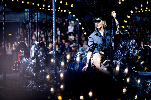 Chàng hoàng tử bạch mã Marc Jacobs và 17 năm cống hiến cho Louis Vuitton