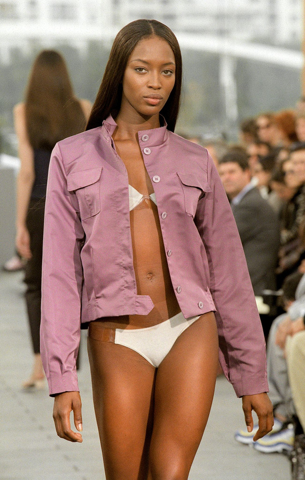 Tư duy thời trang của Louis Vuitton cũng vì Marc Jacob mà thay đổi, chúng phóng khoáng, hở, và bạo liệt hơn