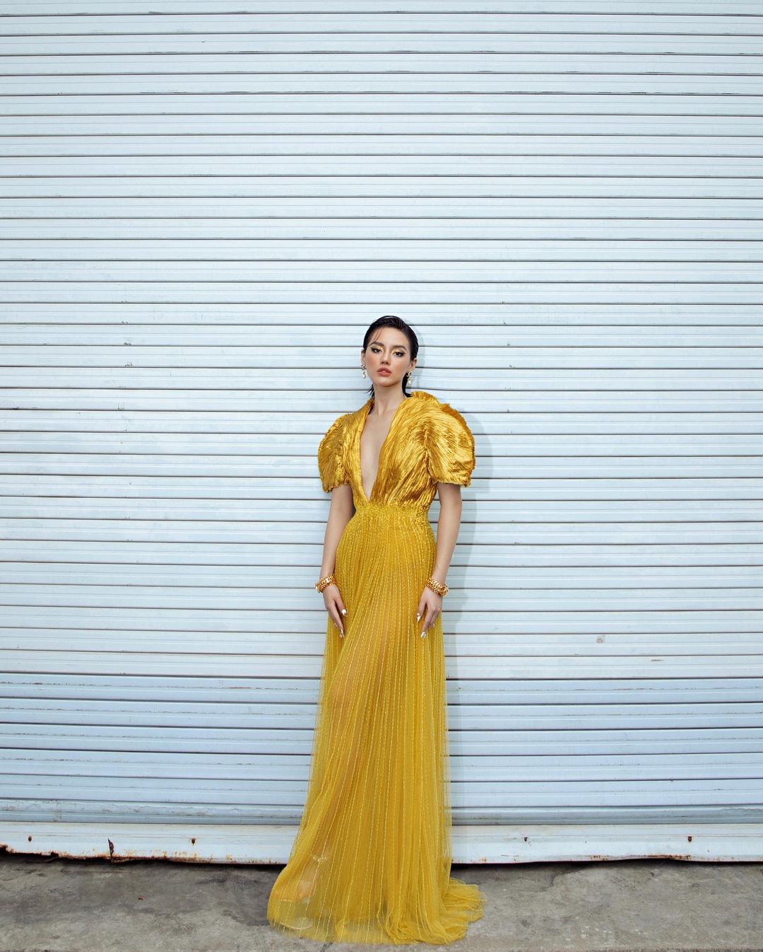 Chiếc váy mang màu sắc được Pantone dự đoán là màu của năm 2021: Màu vàng. Trong màn đêm của buổi sự kiện, Khánh Linh tỏa sáng như Nữ thần mặt trời.