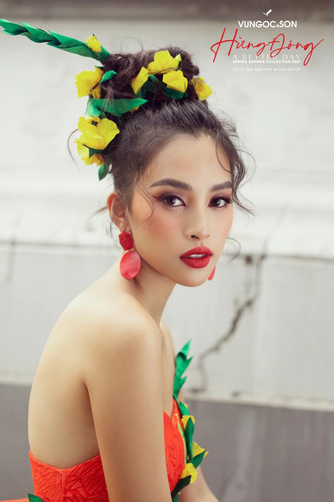 Kiểu tóc búi cao với những lọn xoăn bềnh bồng giúp khoe nhan sắc thanh tân và tỉ lệ khuôn mặt hoàn hảo của Hoa hậu Việt Nam 2018