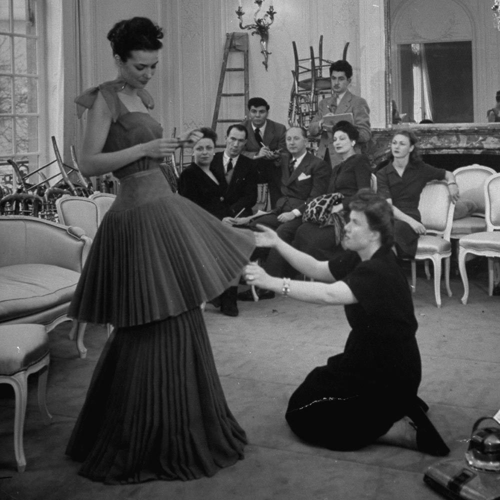 Thiết kế Haute Couture phải là độc bản. Trong ảnh, Christian Dior đang chuẩn giám sát những thiết kế cho BST 1947