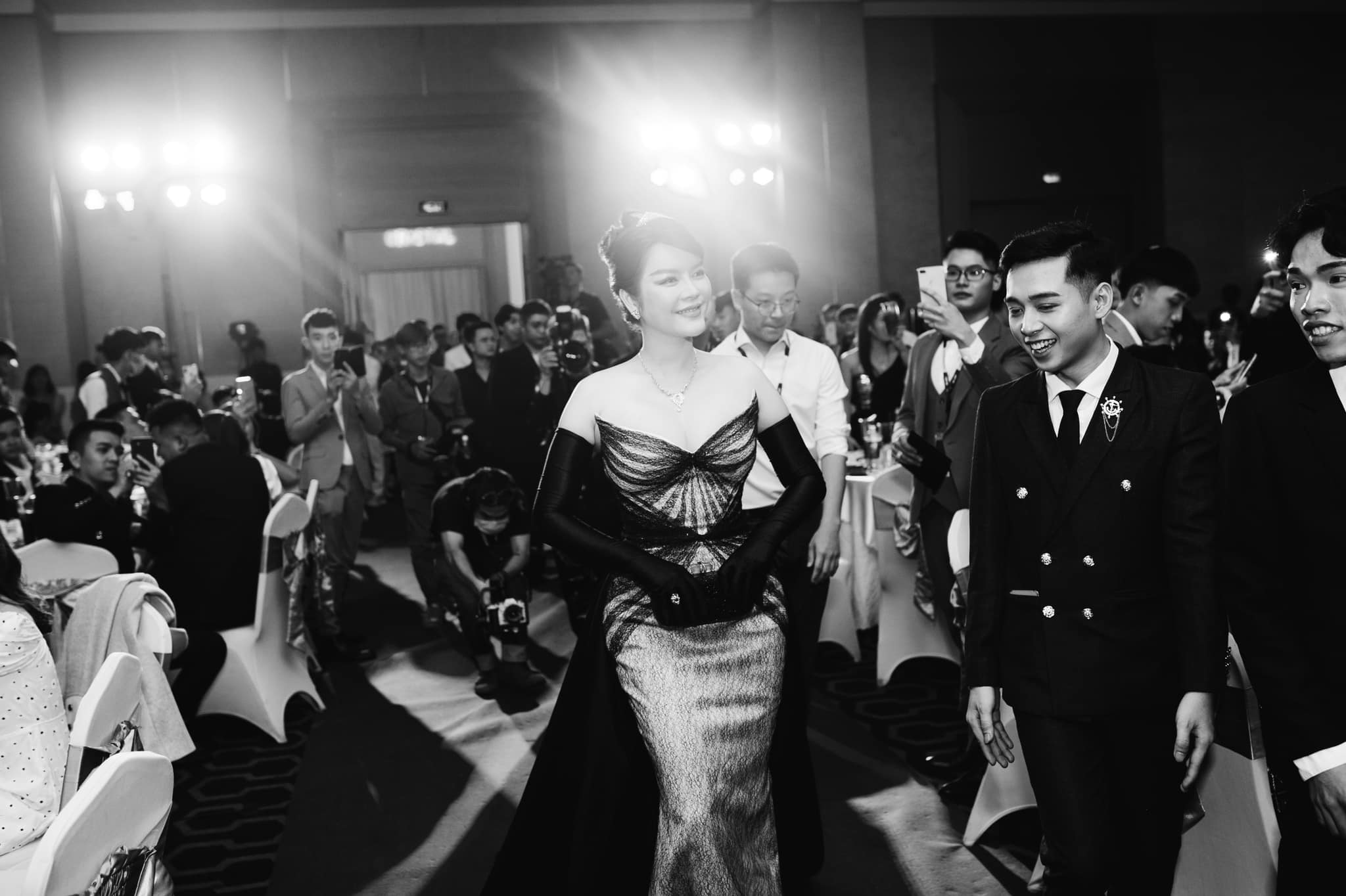 Lý Nhã Kỳ diện váy cổ điển đẹp như minh tinh Hollywood thập niên 50
