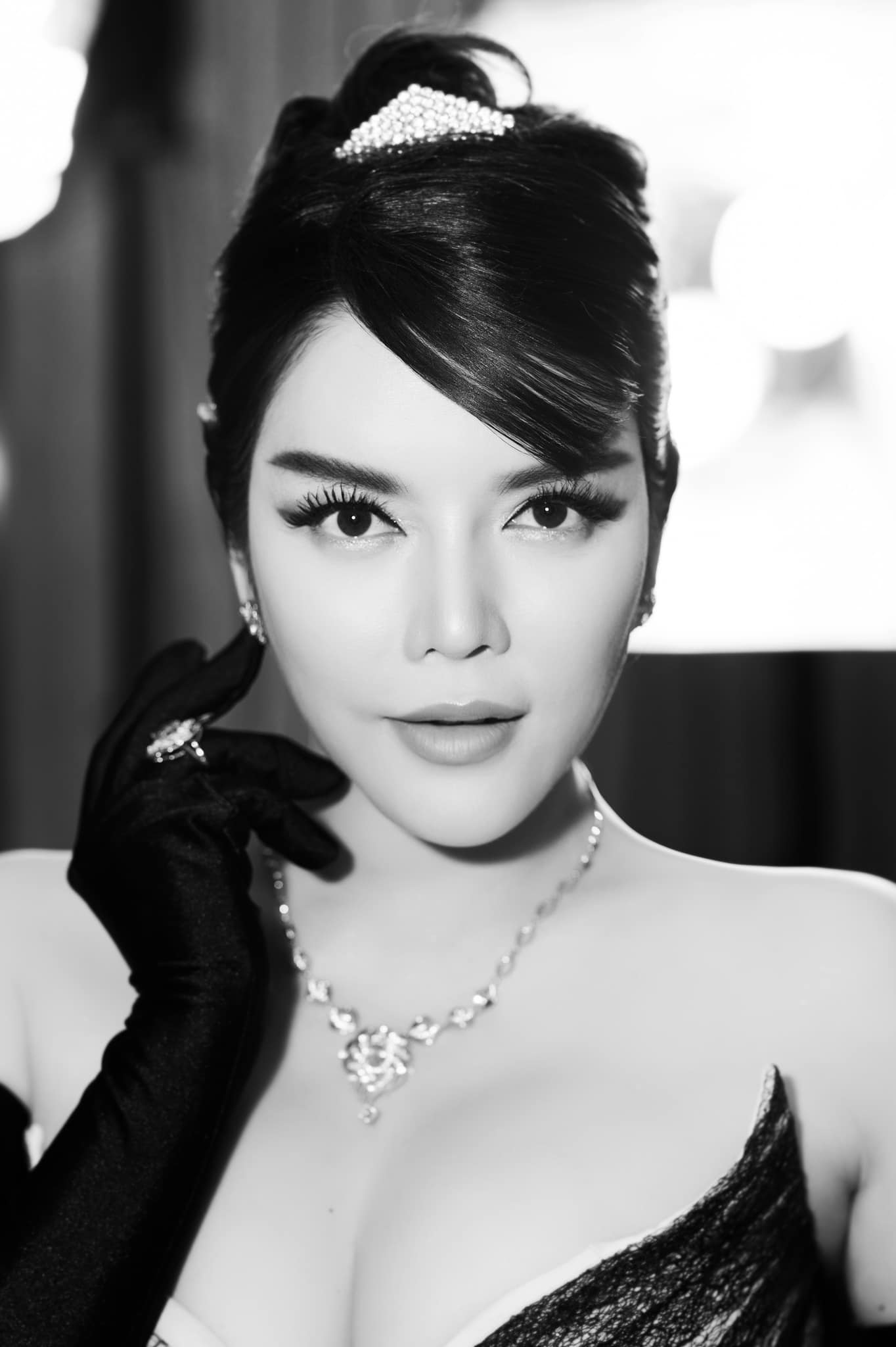 Cô chọn bộ phụ kiện kim cương đến từ một thương hiệu kim cương của Việt Nam. Món rẻ nhất có giá khoảng 5 triệu đồng và đắt nhất là hơn 100 triệu đồng. Chúng có giá 'phải chăng' so với BST kim cương tiền tỷ của cô Mộng