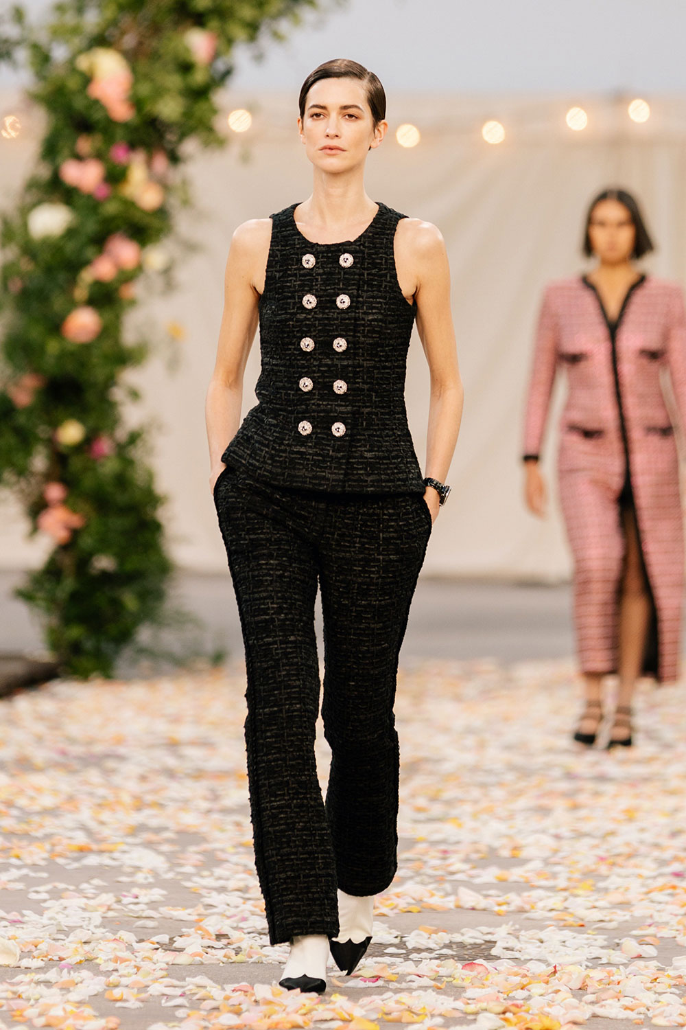 Chanel Haute Couture Xuân Hè 2021: Một Chanel không phô trương dưới thời Virginie Viard - Ảnh 4