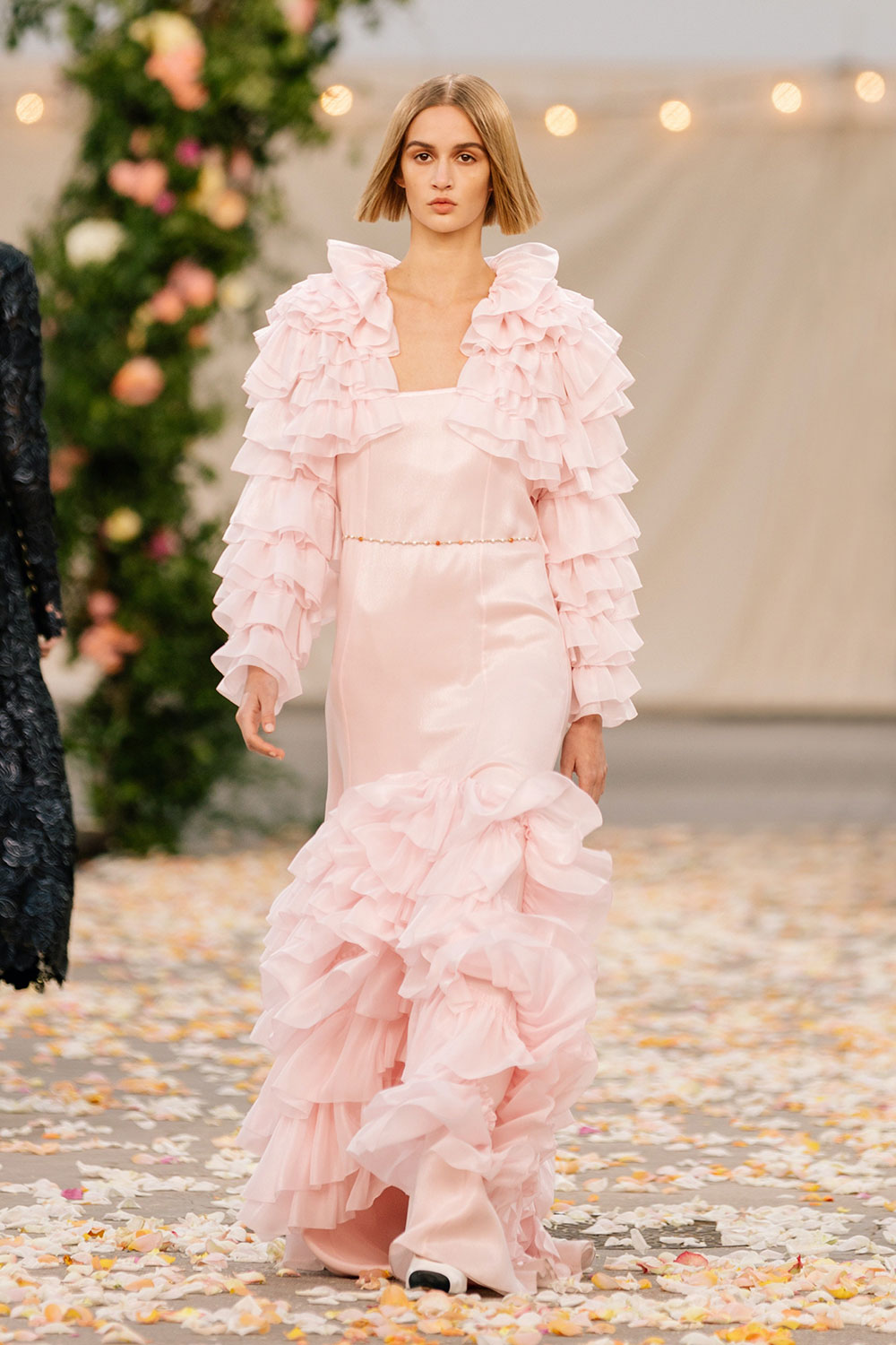 Chanel Haute Couture Xuân Hè 2021: Một Chanel không phô trương dưới thời Virginie Viard - Ảnh 5