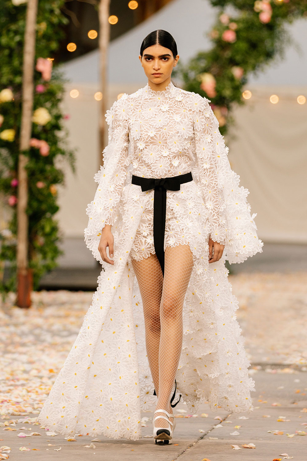 Chanel Haute Couture Xuân Hè 2021: Một Chanel không phô trương dưới thời Virginie Viard - Ảnh 7