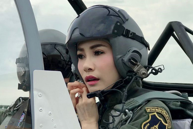 Hoàng quý phi Thái Lan từng là thiếu tướng quân đội, cắt tóc tém, mặc croptop
