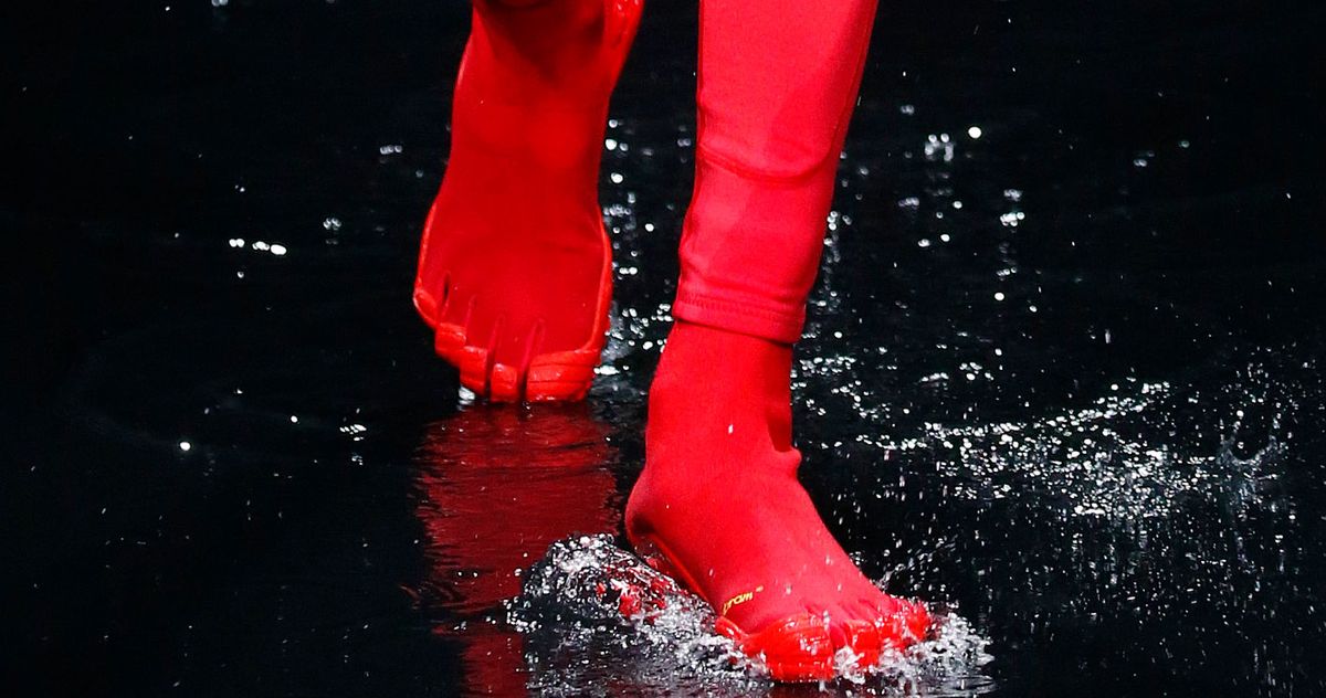 Balenciaga mới ra mắt một đôi boots nhận được rất nhiều bình luận trái chiều từ cộng đồng thời trang. Đôi boots được làm bằng chất liệu dệt kim tái chế chống nước và phần đế làm bằng nhựa độc quyền của Balenciaga kết hợp với công ty Vibram