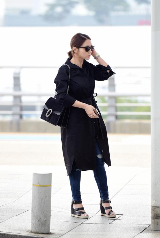 Bà xã của tài tử số 1 Hàn Quốc Lee Byung Hyun, Lee Min Jung diện mẫu túi tương tự bằng vải nhung