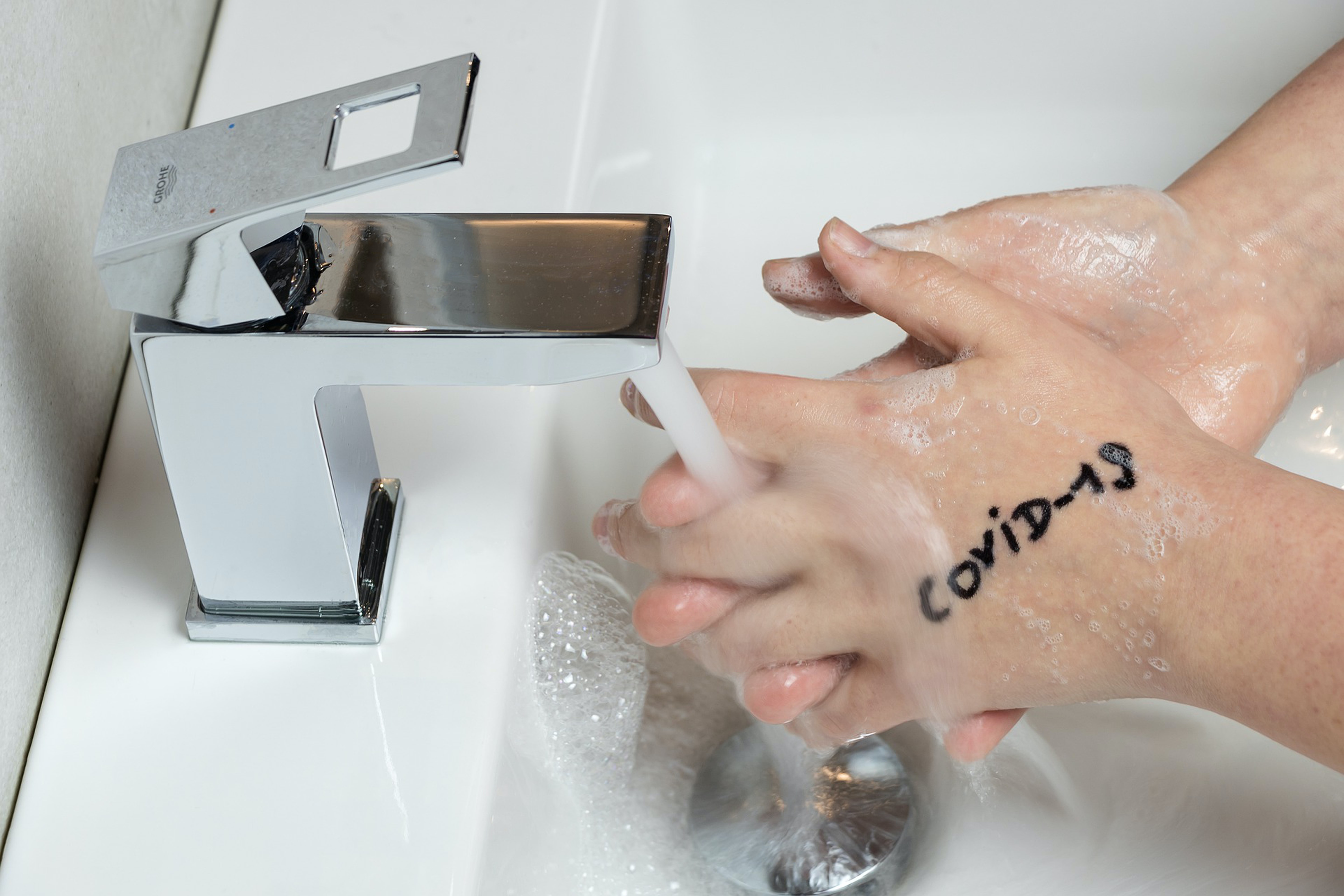Rửa tay mùa Covid: Đừng để đôi tay của bạn khô nứt, nhăn nheo