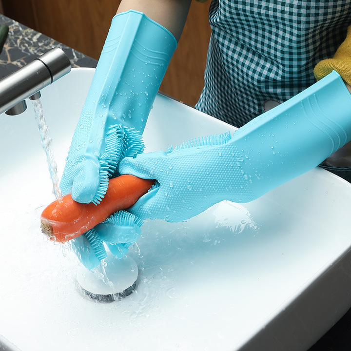 Đeo găng tay khi làm việc nhà để bảo vệ đôi tay khỏi hóa chất