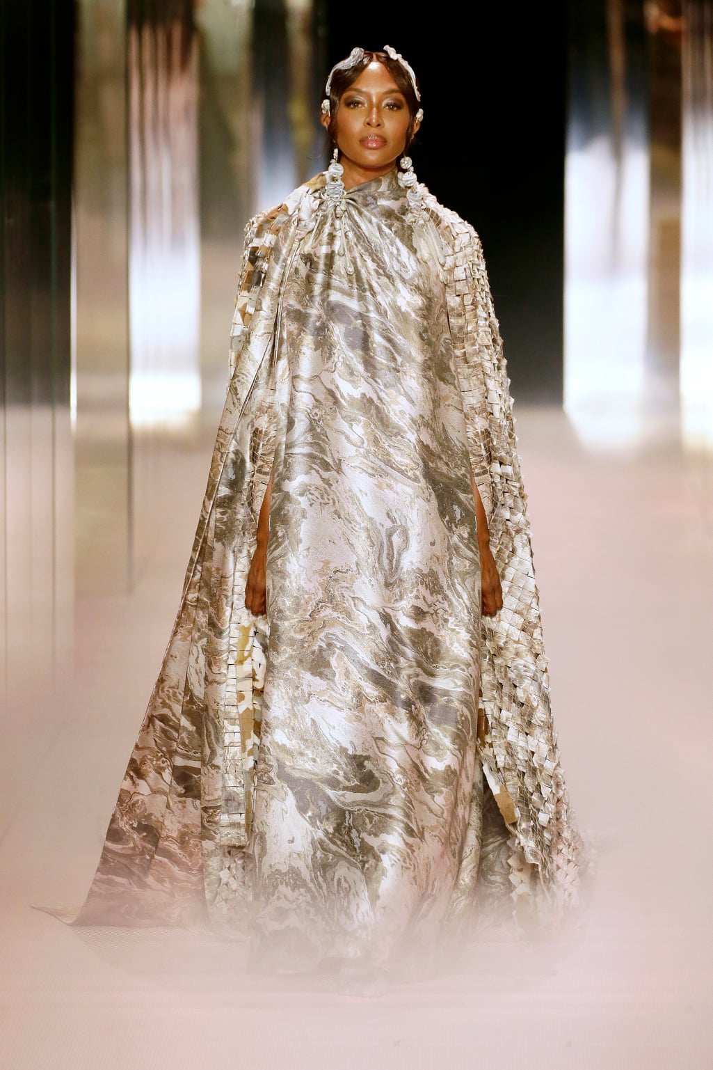 Fendi Haute Couture Xuân-Hè 2021: Kế thừa những di sản  - Ảnh 1