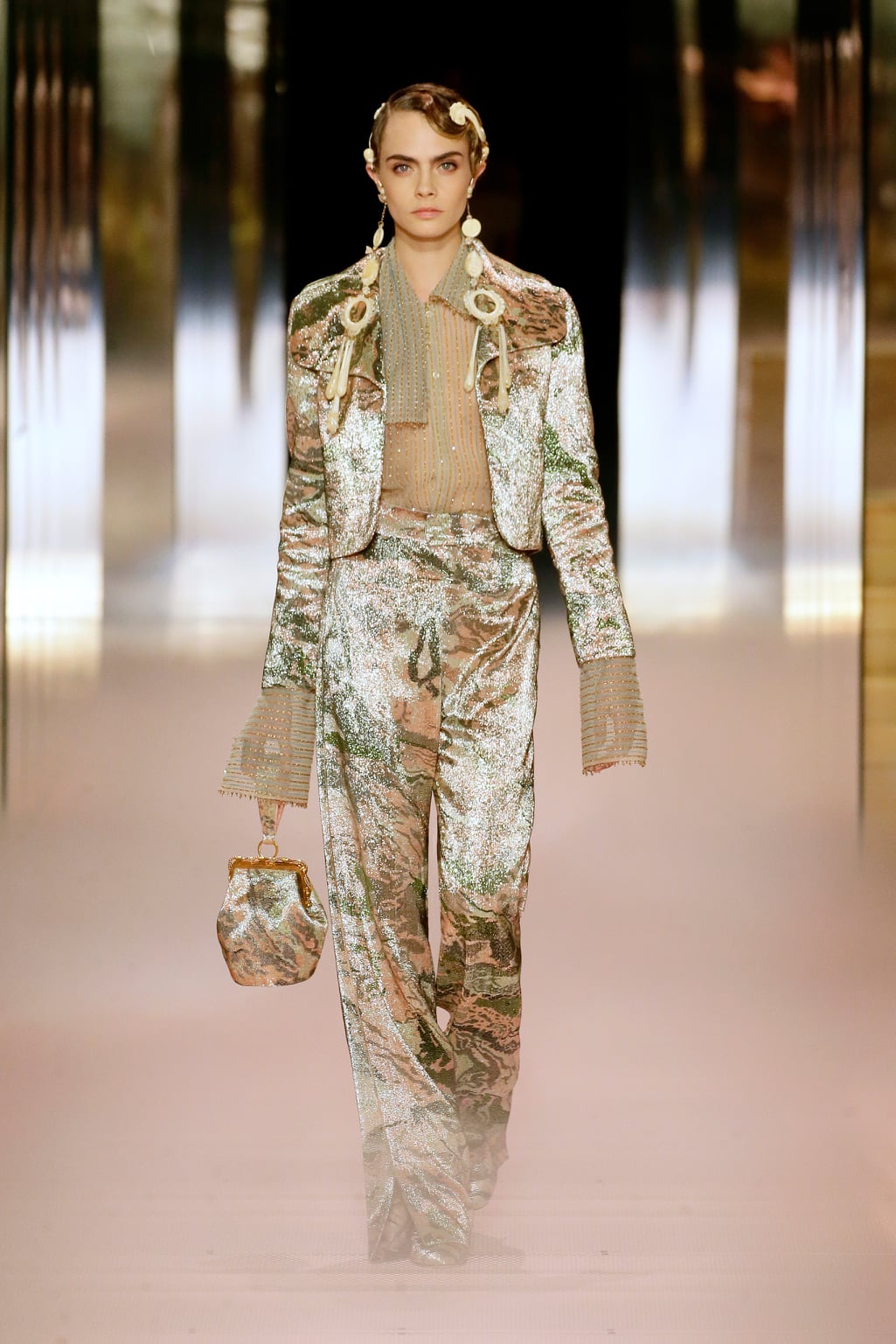 Fendi Haute Couture Xuân-Hè 2021: Kế thừa những di sản  - Ảnh 2