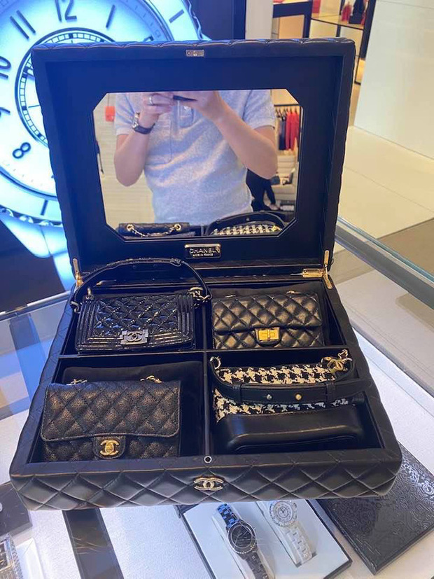 BST túi mini này của Chanel có giá 500 triệu đồng được bố Cường và mẹ Trang tặng cho con gái khi cô chưa tròn tháng