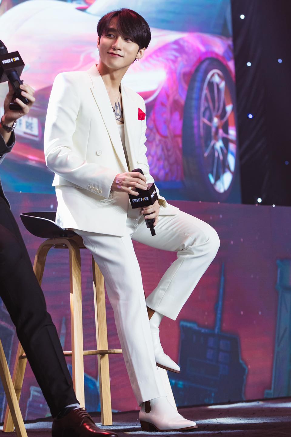 Anh chọn một bộ suit trắng đến từ thương hiệu Saint Laurent ra mắt vào năm 2019. Thiết kế này hiện tại đã hết và chỉ có thể được mua lại trên những website bán lẻ