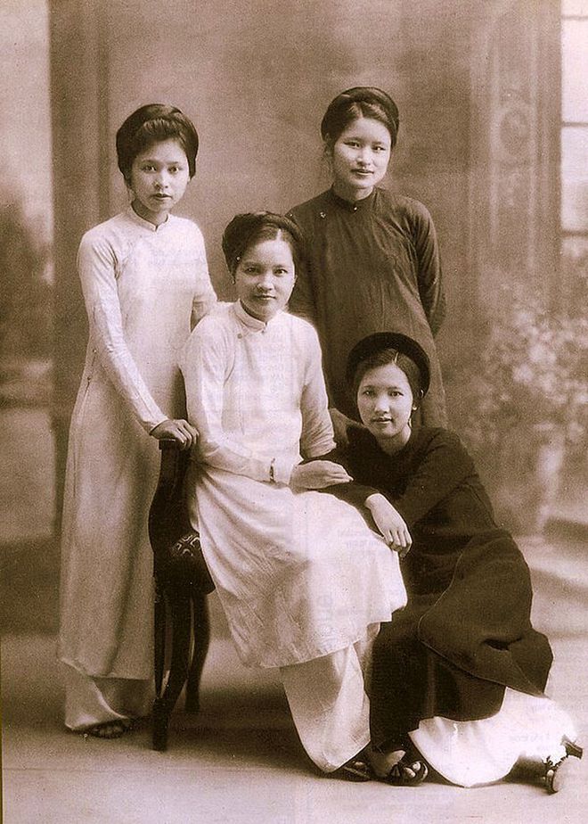 Áo dài Tố Nữ, vấn khăn là những hình ảnh gắn liền với những cô gái Hà Nội thùy mị nết na xưa.Tứ đại mỹ nữ Hà Nội xưa trong chiếc áo dài Tố Nữ.