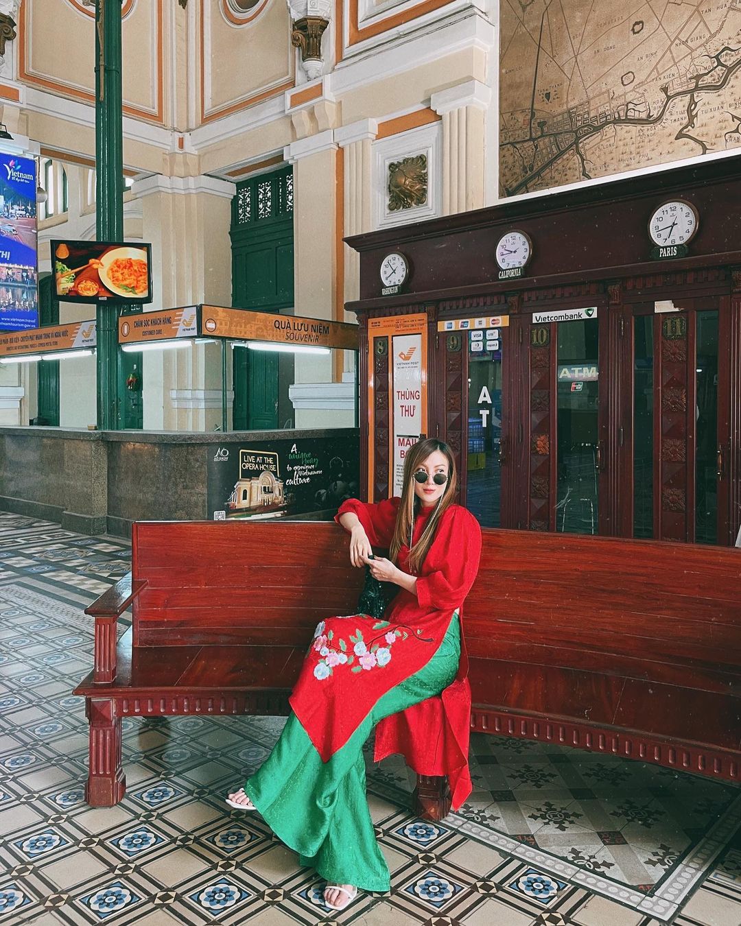 Yến Nghi thả dáng trong trang phục áo dài tại Bưu điện Sài Gòn, đây là địa điểm chụp ảnh nổi tiếng của giới trẻ TP.Hồ Chí Minh