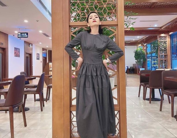 Nhìn váy Lệ Quyên mặc mà ngỡ nữ ca sĩ chuẩn bị lấy chồng tiếp rồi ở nhà làm nội trợ