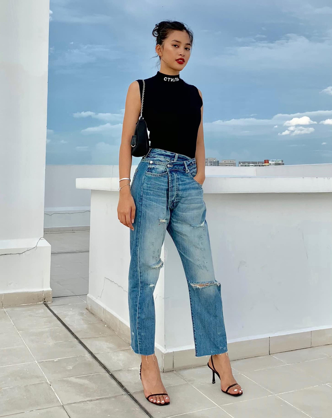 Không cầu kỳ trong khoản trang phục, Tiểu Vy thường chọn tanktop, quần jeans, để hoàn thiện set đồ của mình