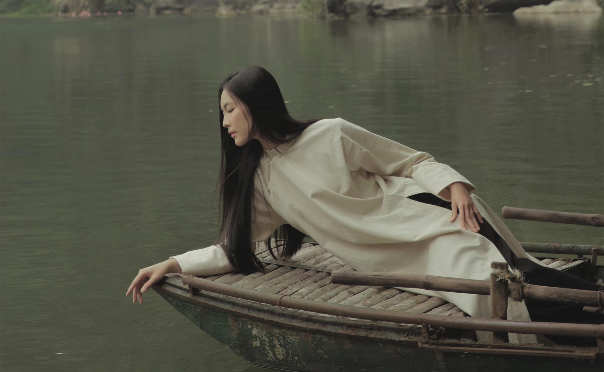 Chân dung em Á 7: Helly Tống miên man giữa non nước Tràng An - Ninh Bình 