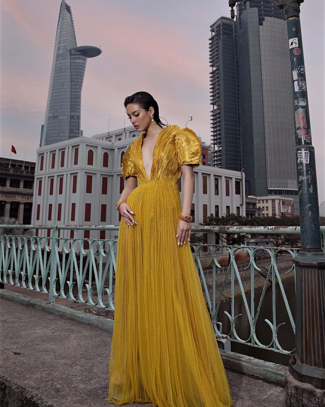 Cô em Trendy Khánh Linh trong chiếc váy vàng của nhà tạo mẫu Công Trí
