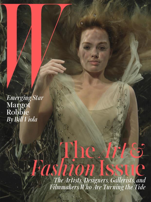 Người ta còn đang bận nhìn biểui cảm tức cười của cô đào Margot Robbie trên bìa tạp chí W chứ ai còn quan tâm tới chiếc váy 10.000 USD của Donna Karan New York
