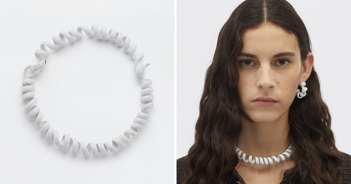 Chiếc vòng gần 50 triệu giống như chun buộc tóc lò xo vài nghìn ở Việt Nam