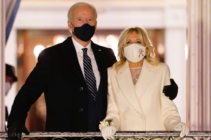 Trong buổi dạ tiệc mừng Lệ nhậm chức Tổng thống Mỹ, bà Biden chọn một chiếc váy và áo măng tô đến từ thương hiệu Gabriela Hearst. Trên tay đeo chiếc vòng hoa dành dành mà ông Biden tặng