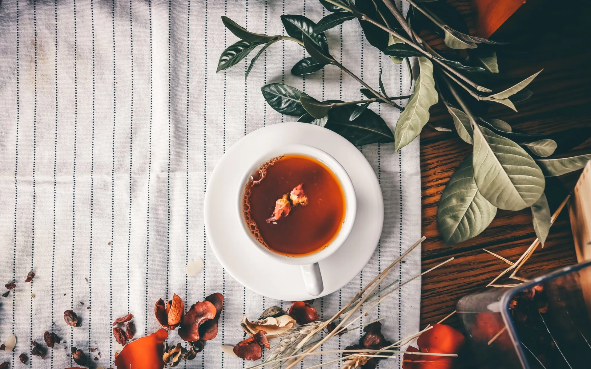 Loại bỏ ngay những thực phẩm này nếu không muốn da nổi mụn ngay trước Tết  - Ảnh 1
