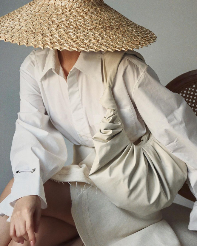 Tại Việt Nam, đây cũng là mẫu túi được nhiều ngôi sao và fashionista ưa thích. Cô em Trendy Khánh Linh - nàng thơ của Lâm Gia Khang sở hữu phiên bản màu trắng.