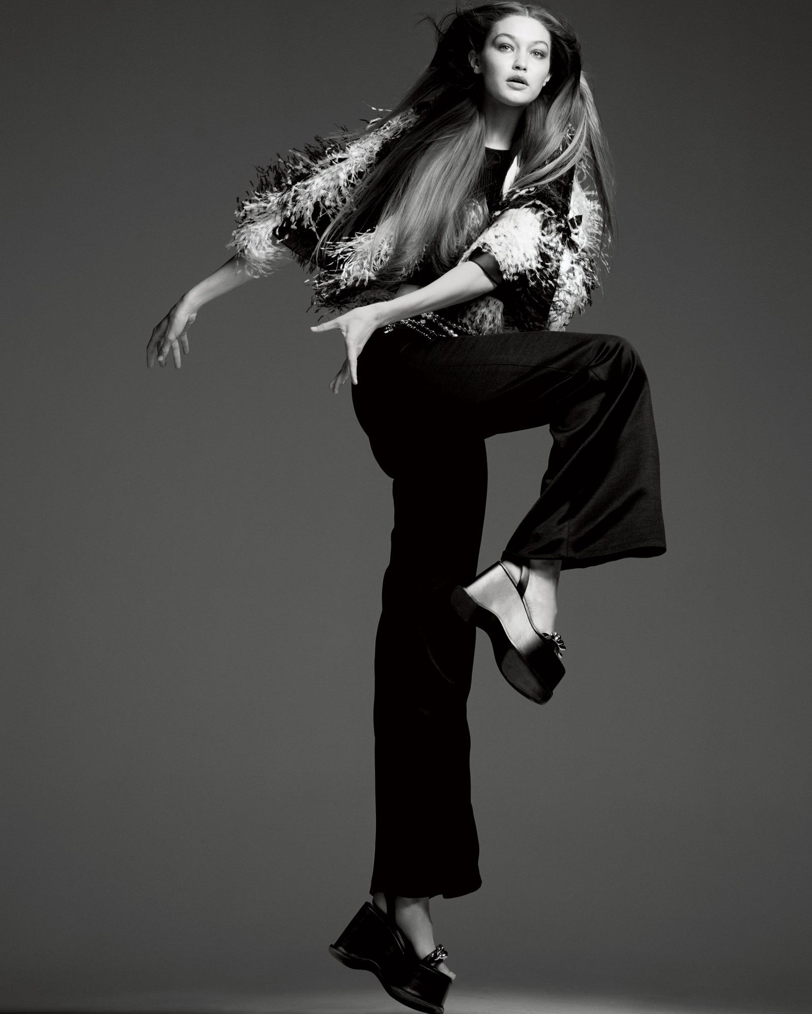 Gigi Hadid chia sẻ rằng trong năm 2021, cô sẽ chính thức quay lại làng mốt. Cô đang mặc áo và quần từ Chanel, sandal đến từ Versace