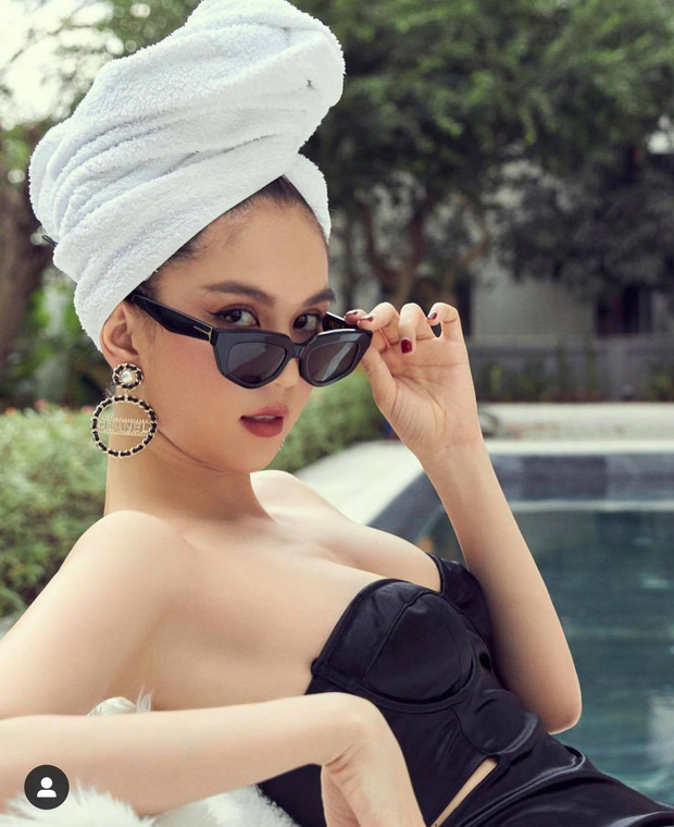 Mới ngày hôm qua, người đẹp gốc Trà Vinh đã chia sẻ những hình ảnh thả dáng bên hồ bơi gia đình trên Instagram cá nhân
