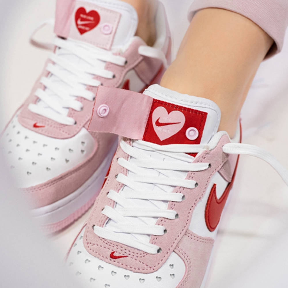Đôi giày được thiết kế như một lá thư tình. Chiếc giày bên phải có dòng chữ 'True Love Since 82', đôi bên trái có trái tim màu hồng với dấu swoosh đỏ.