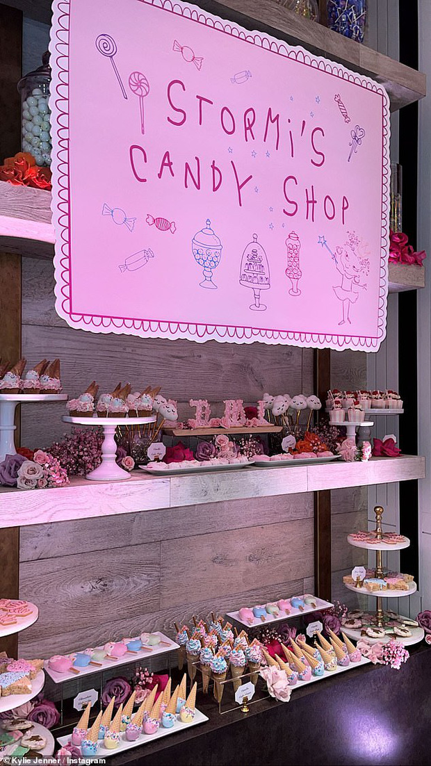 Cô còn cho ra mắt một cửa hàng kẹo ngọt dành riêng cho con gái