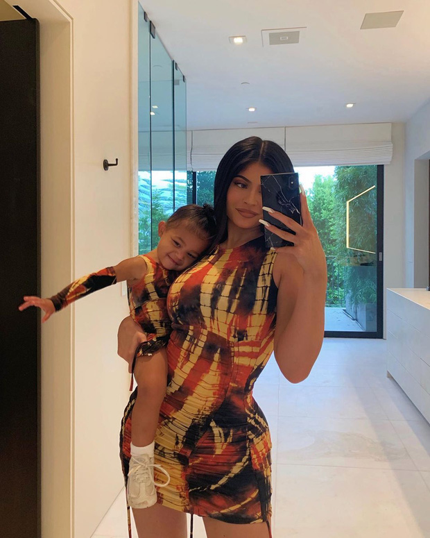 Kylie Jenner - bà mẹ cuồng con số 1 Hollywood