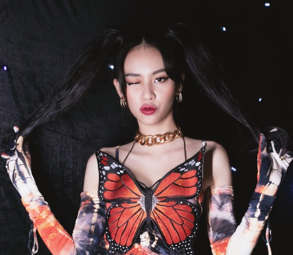 Phí Phương Anh "mượn tạm" ý tưởng đồ bướm đêm của Chi Pu 